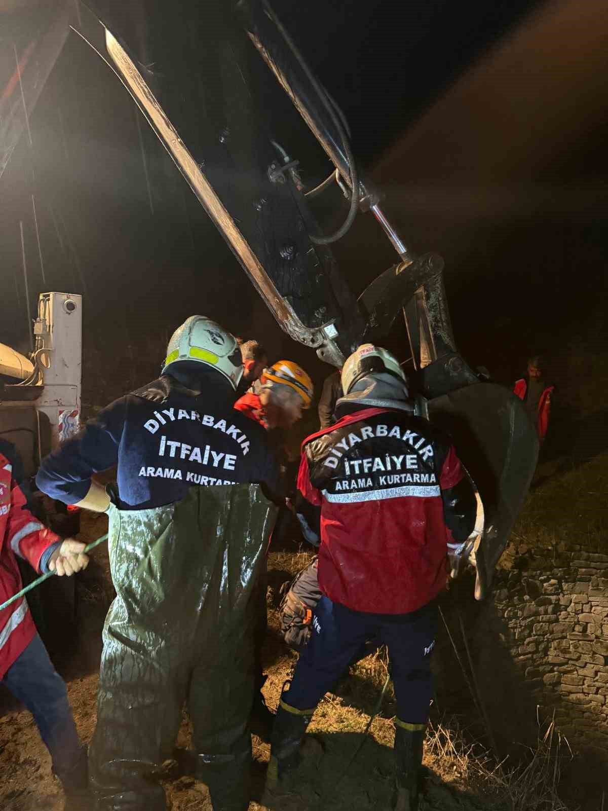 Diyarbakır&rsquo;da kuyuya d&uuml;şen yaban domuzu b&ouml;yle kurtarıldı
