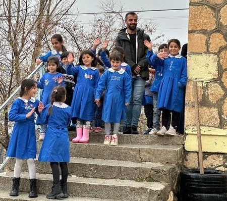 Polisten minik kalplere k&uuml;&ccedil;&uuml;k dokunuş
