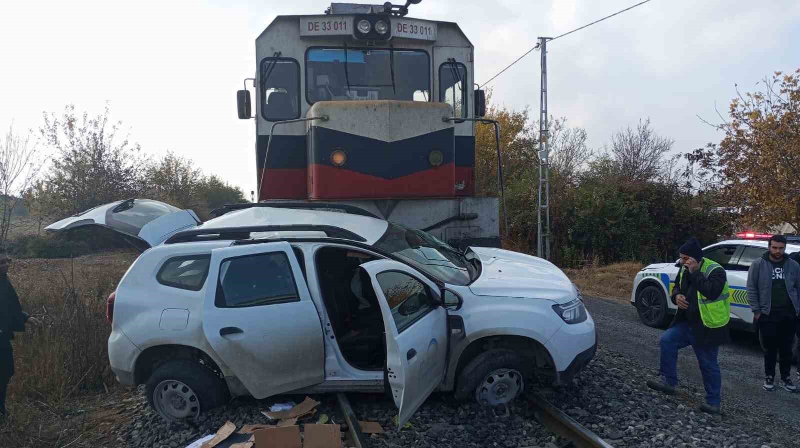Malatya&rsquo;da hafif ticari araca y&uuml;k treni &ccedil;arptı: 2 yaralı
