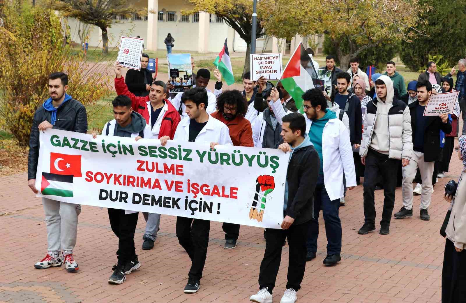 GA&Uuml;N &ouml;ğrencilerinden sessiz y&uuml;r&uuml;y&uuml;şle Filistin&rsquo;e destek
