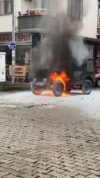 Artvin’de seyir halinde motoru alev alan cip yandı