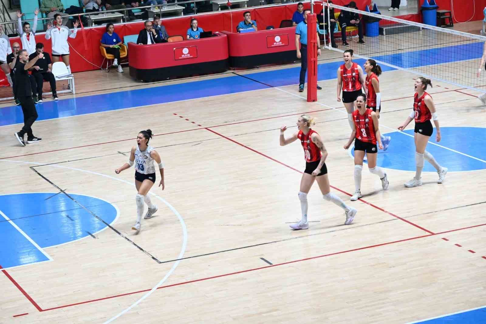 Boz&uuml;y&uuml;k Belediyesi Eğitim ve Spor Kul&uuml;b&uuml; Kadın Voleybol Takımı zorlu ma&ccedil;a hazırlanıyor
