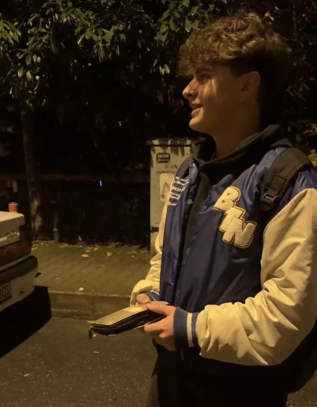 Yolda bulduğu c&uuml;zdanı sahibine teslim etti
