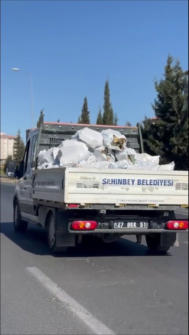 Şahinbey&rsquo;de budanan ağa&ccedil;lar ihtiya&ccedil; sahiplerine yakacak oluyor
