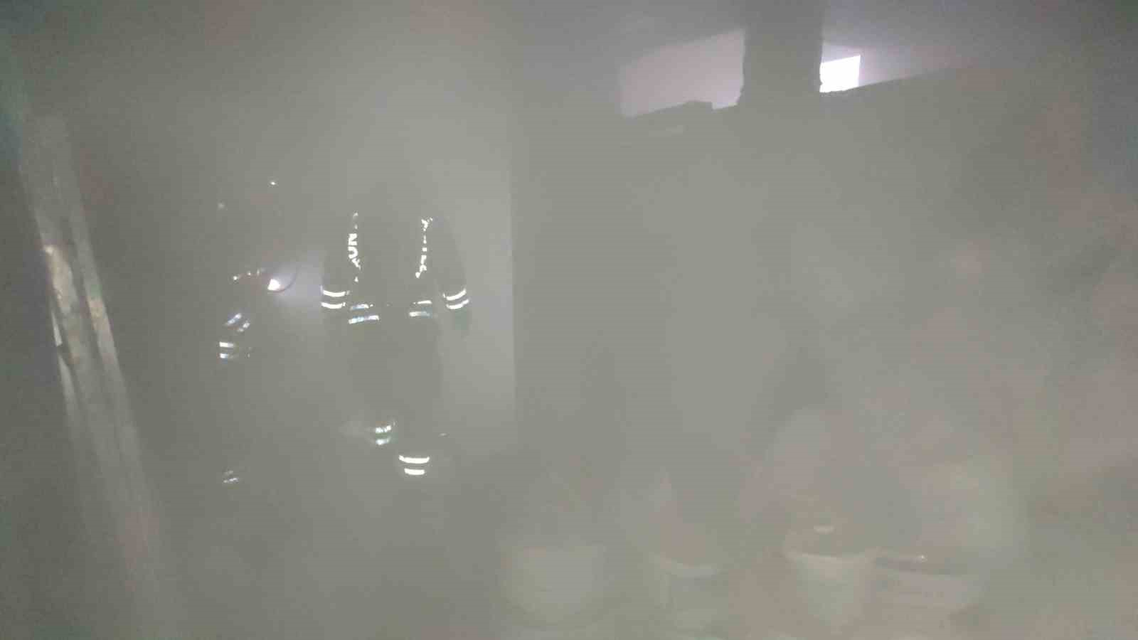 Konya&rsquo;da apartmanın bodrumunda &ccedil;ıkan yangın paniğe neden oldu
