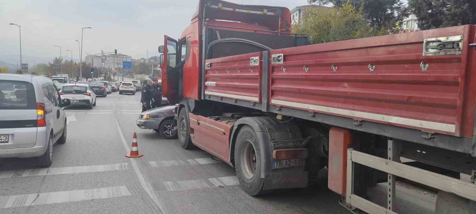 Tır ile otomobil çarpıştı: 2 yaralı