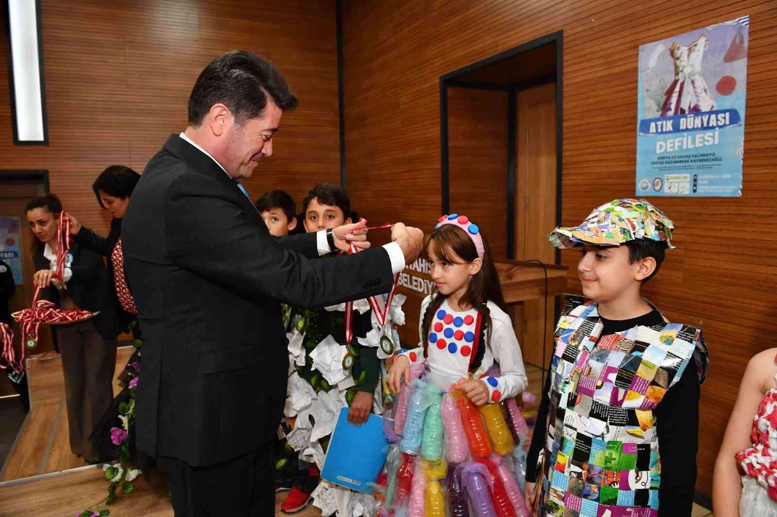 Minikler atıkları geri d&ouml;n&uuml;şt&uuml;r&uuml;p elbise hazırladılar, defile ile emeklerini g&ouml;sterdiler
