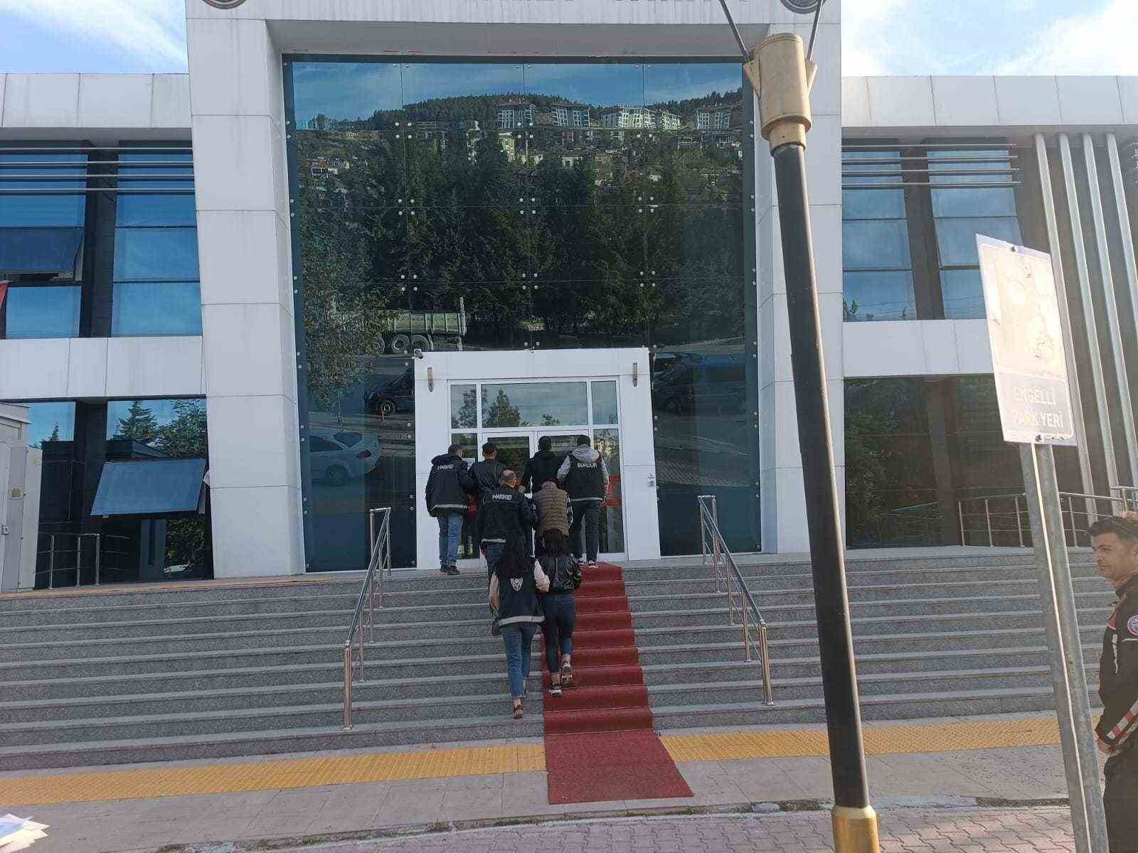 Burdur&rsquo;da ara&ccedil;ta ele ge&ccedil;irilen uyuşturucuya 2 tutuklama
