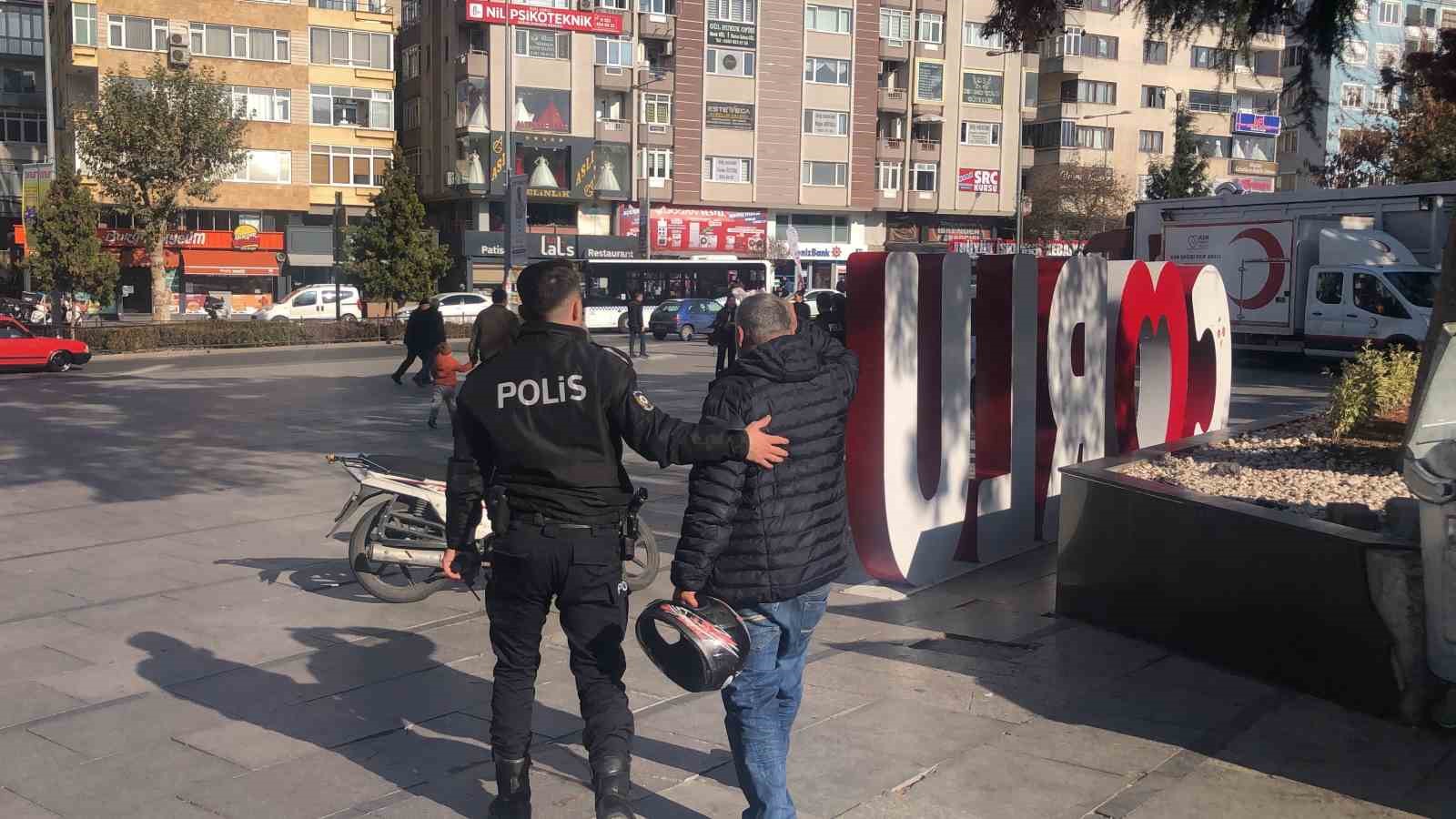 Motosikletliyi kaskıyla dövdü, kanlar içinde kaldı
