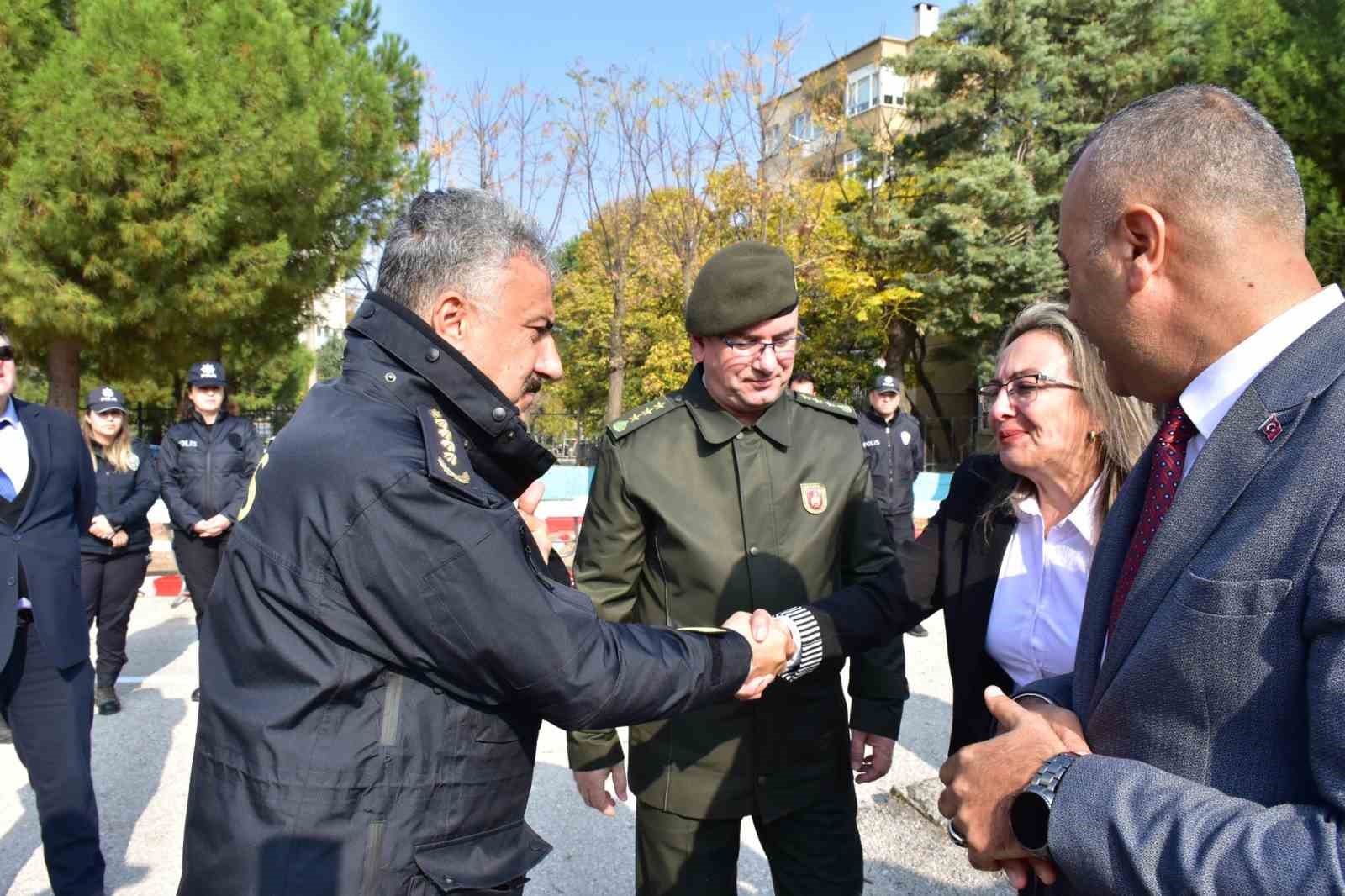 Şehit polisin adı kızının okuduğu ilkokula verildi
