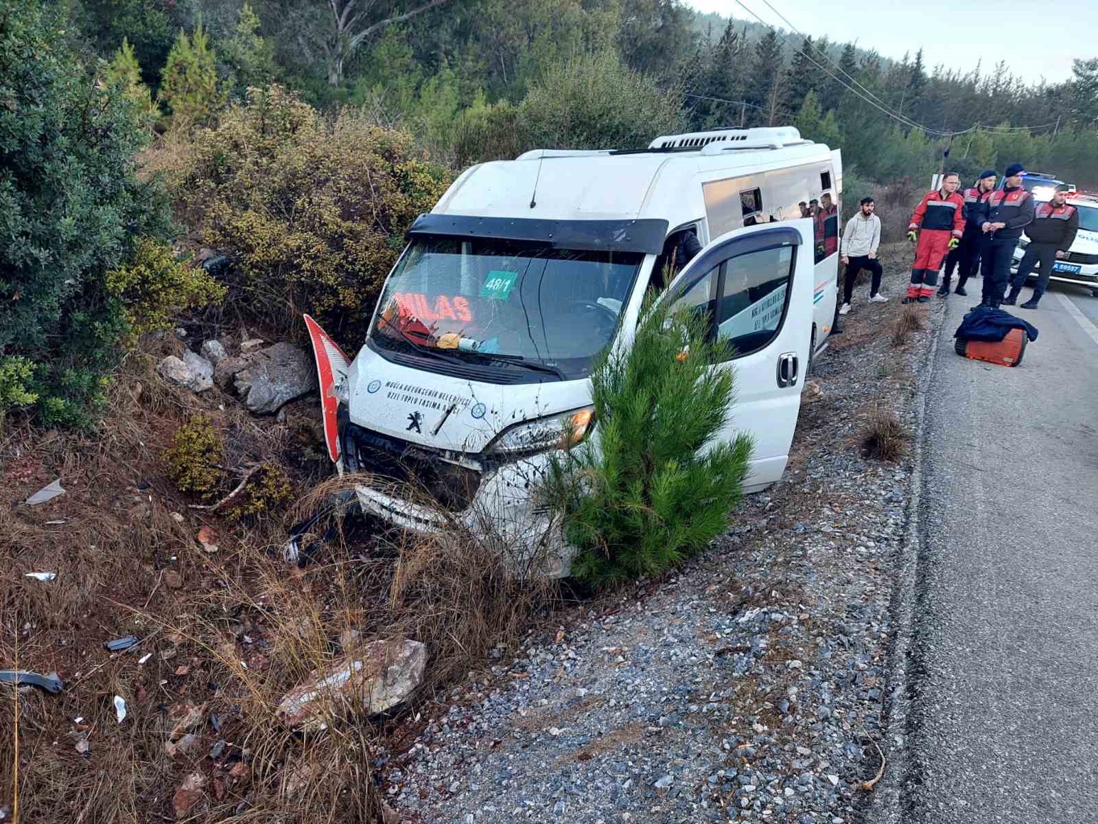 Minibüs şarampole girdi: 8 yaralı
