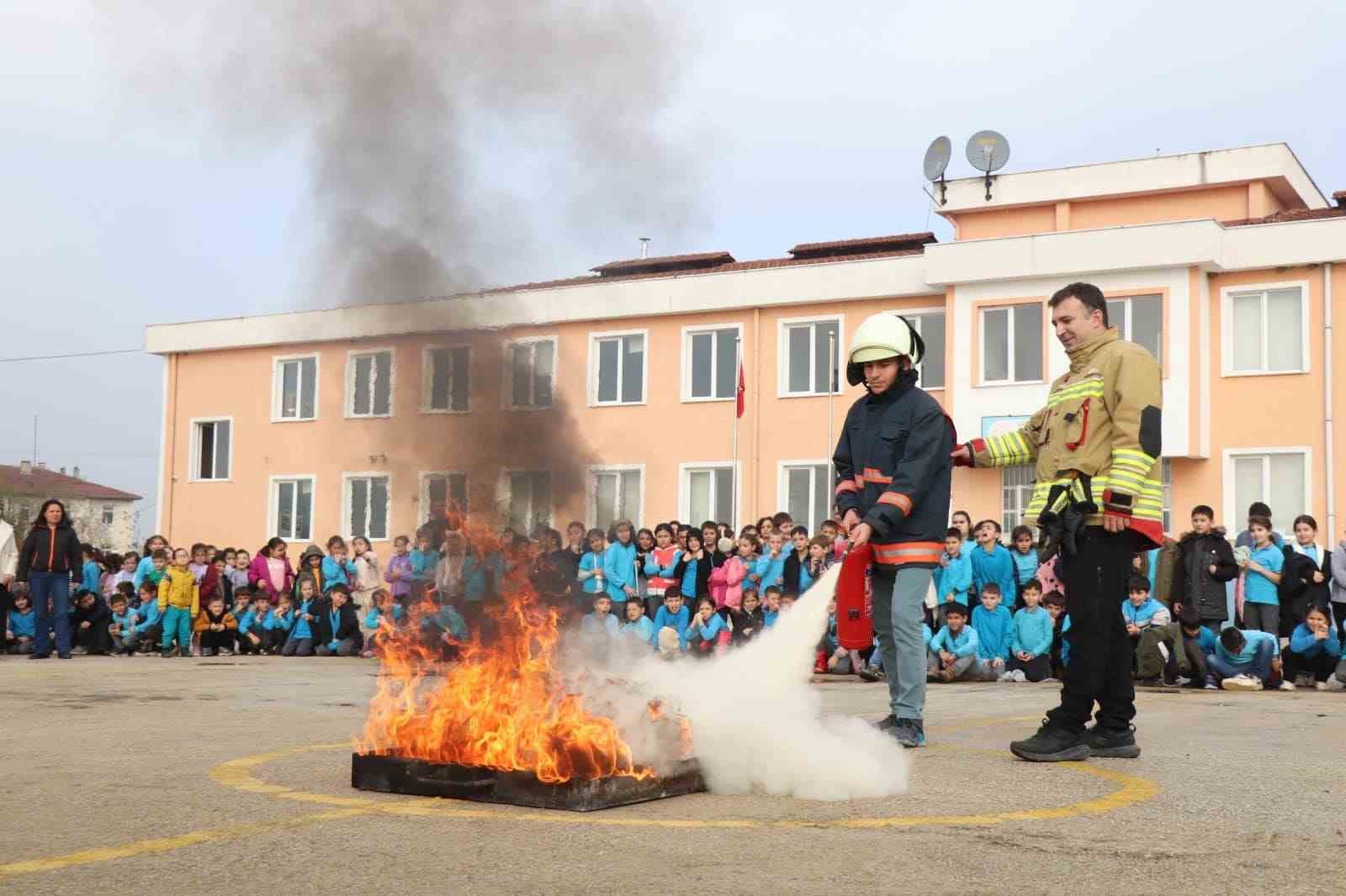 Öğrencilere yangın eğitimi
