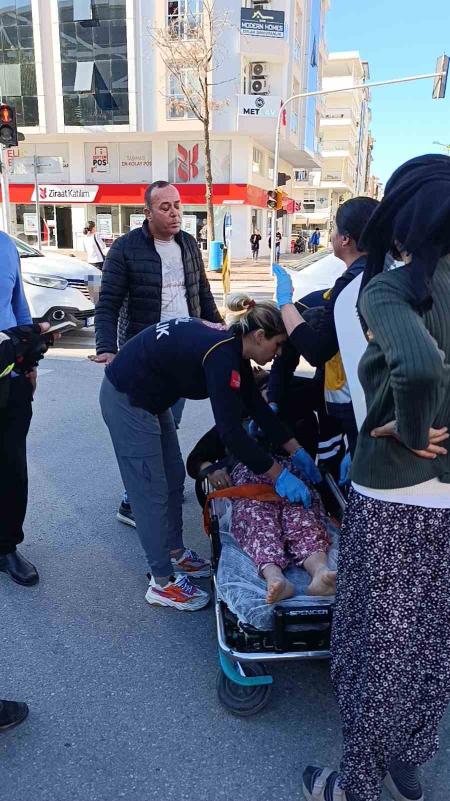 Bayılan karısını hastaneye götürürken kaza yaptı, ambulansla baygın şekilde hastaneye götürüldü
