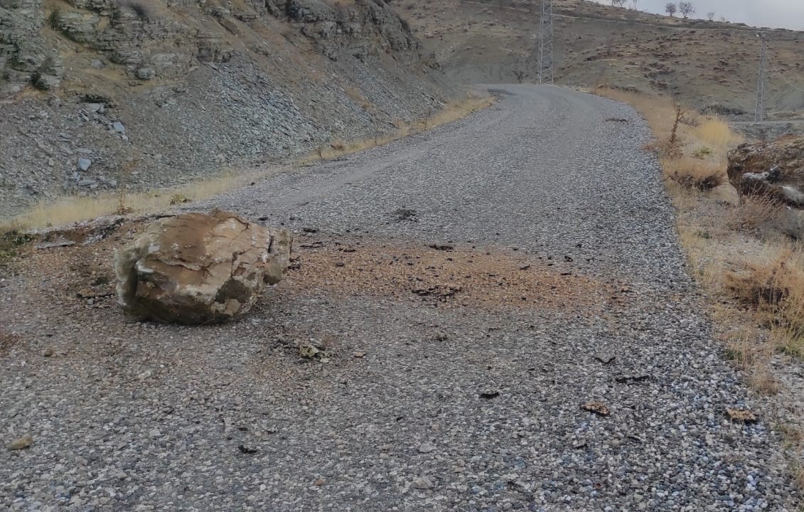 Yola düşen kaya parçaları tepkilere neden oluyor