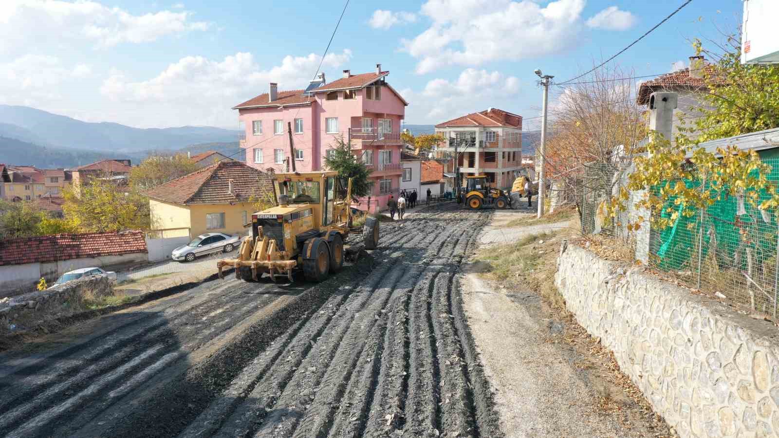 Orhaneli’de asfalt çalışmaları başladı