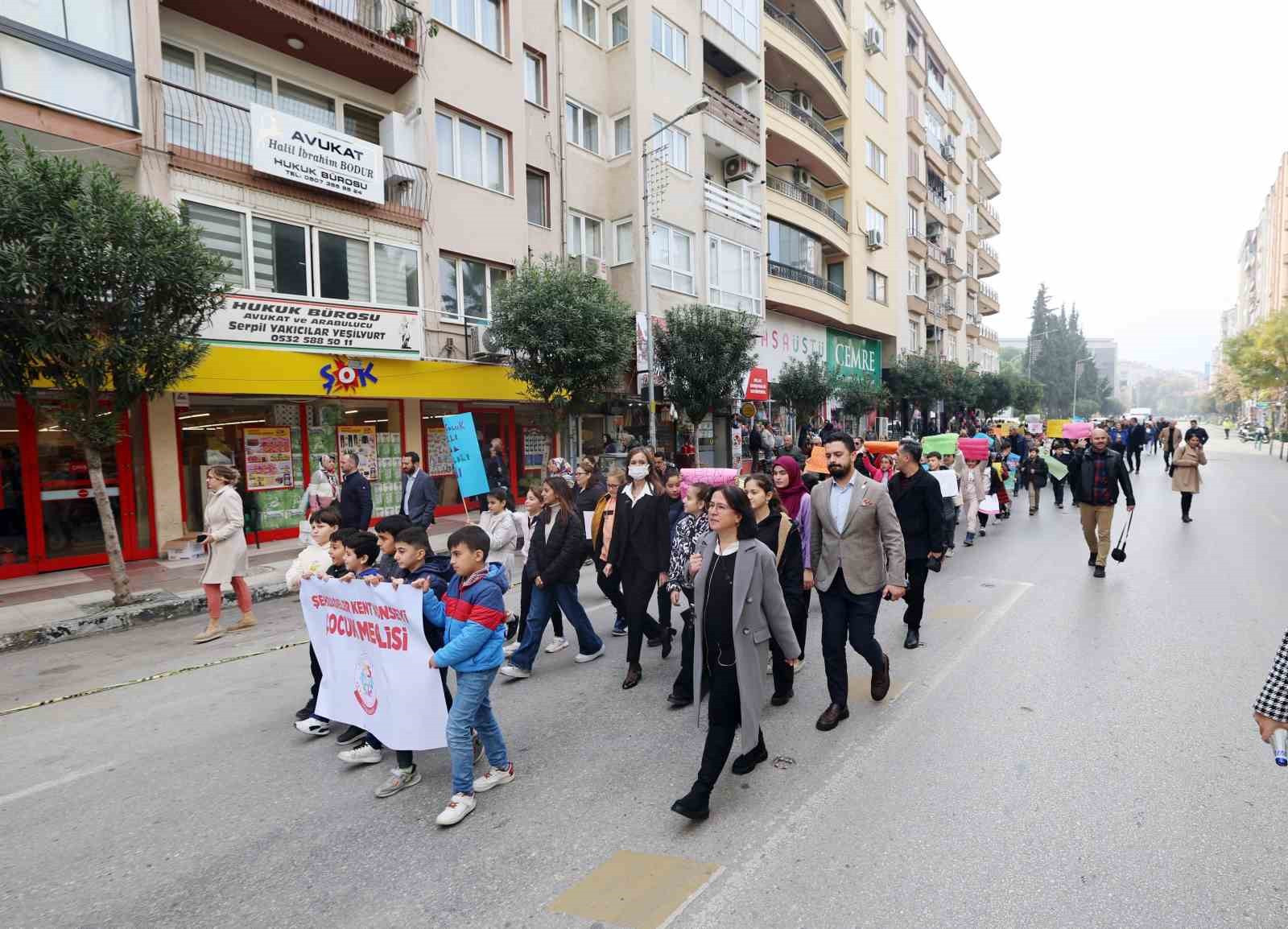 Manisa’da çocuklar hakları için yürüdü