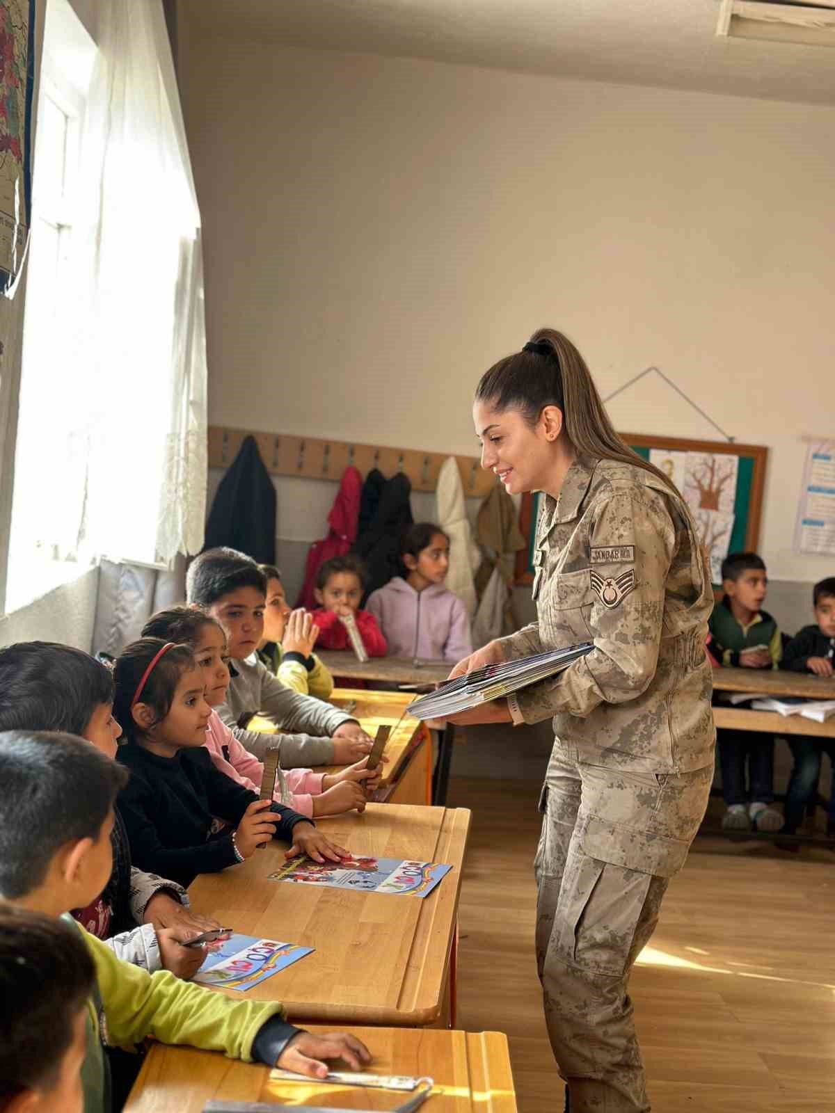 Jandarma, Çocuk Hakları Gününde çocuklarla bir araya geldi
