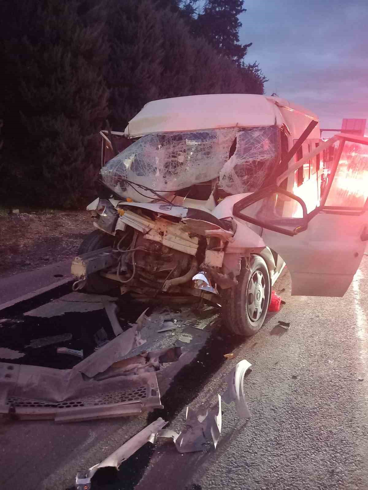 Tıra çarpan minibüs kağıt gibi ezildi: 2 yaralı