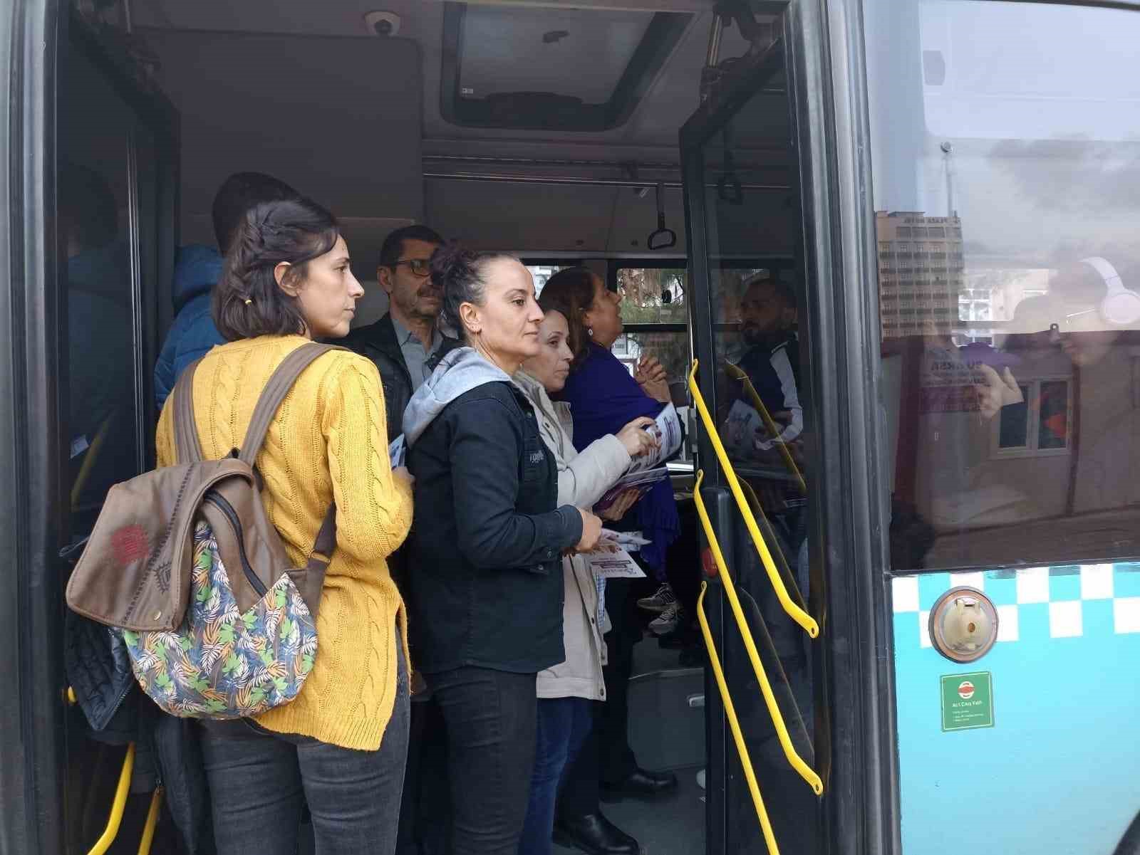 Kadına y&ouml;nelik şiddetle m&uuml;cadele i&ccedil;in otob&uuml;slerde broş&uuml;r dağıtıldı
