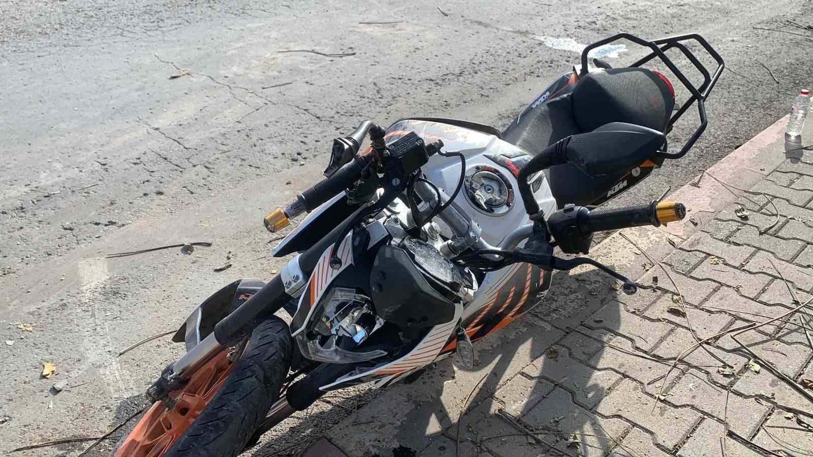 Kontrolden &ccedil;ıkan motosiklet ağa&ccedil;lara &ccedil;arparak savruldu: 2 yaralı
