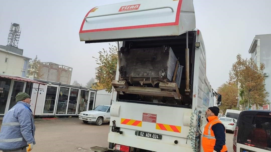 G&ouml;lbaşı&rsquo;nda &ccedil;&ouml;p konteynerleri temizleniyor
