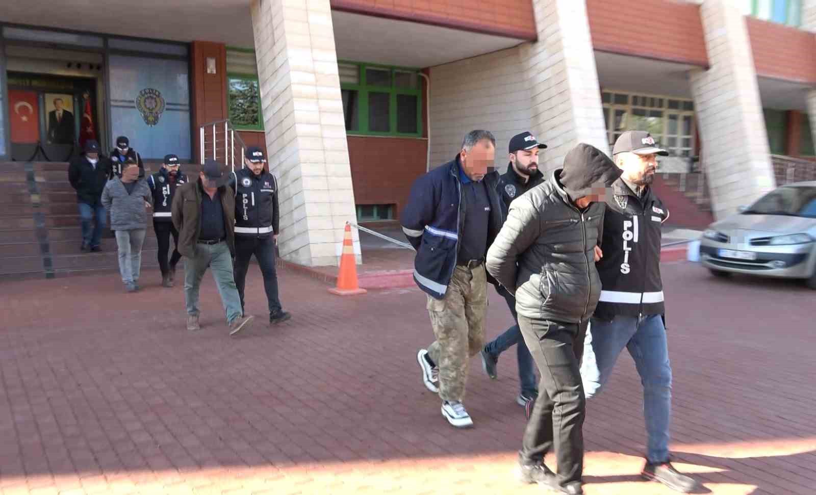 Isparta&rsquo;da ka&ccedil;ak defineciler adliyeye sevk edildi
