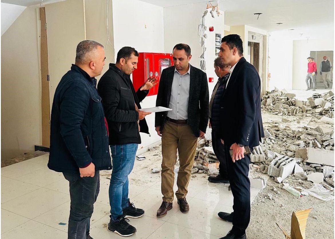 Kaymakam Partal, tadilata alınan k&uuml;t&uuml;phaneyi inceledi
