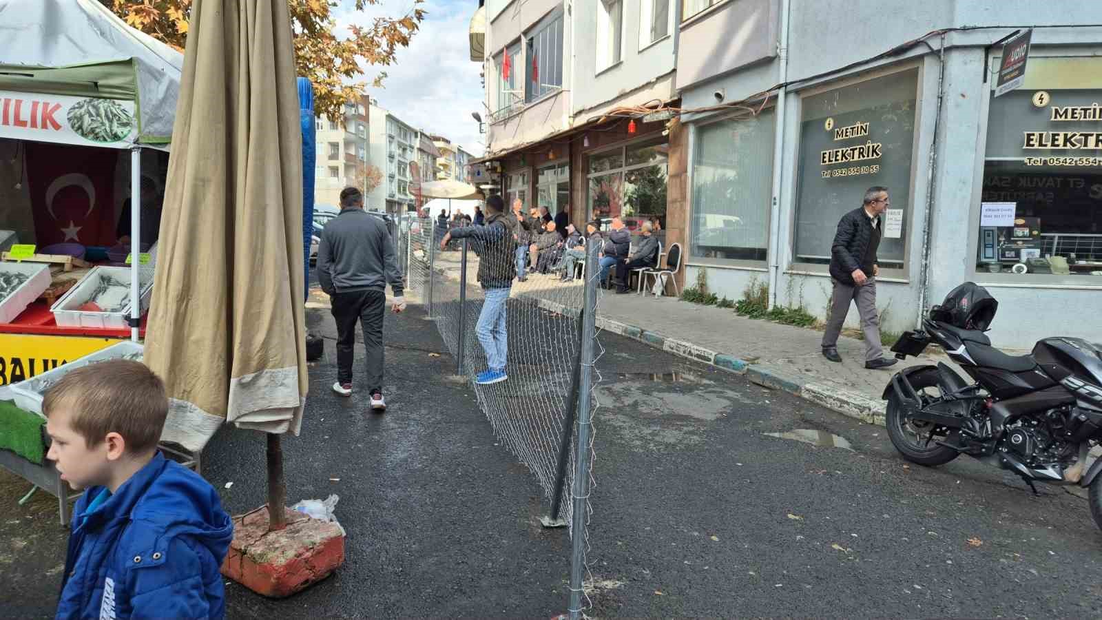 Tekirdağ&rsquo;da tapulu yol gerilimi: Yolu tel &ouml;rg&uuml; ile kapattılar
