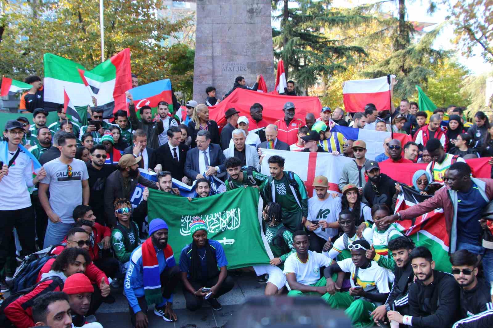 24 &uuml;lkenin paten sporcuları, Trabzon&rsquo;da karnaval havası estirdi
