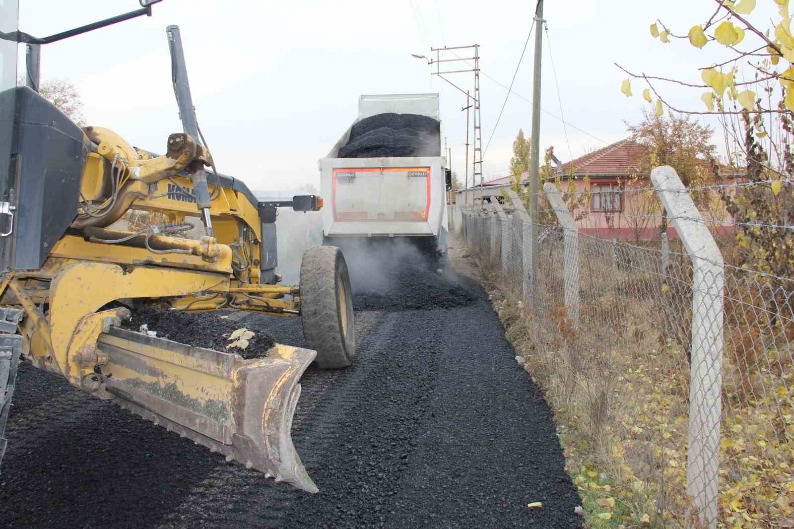 Iğdır’da köy yollarında asfalt çalışmaları sürüyor