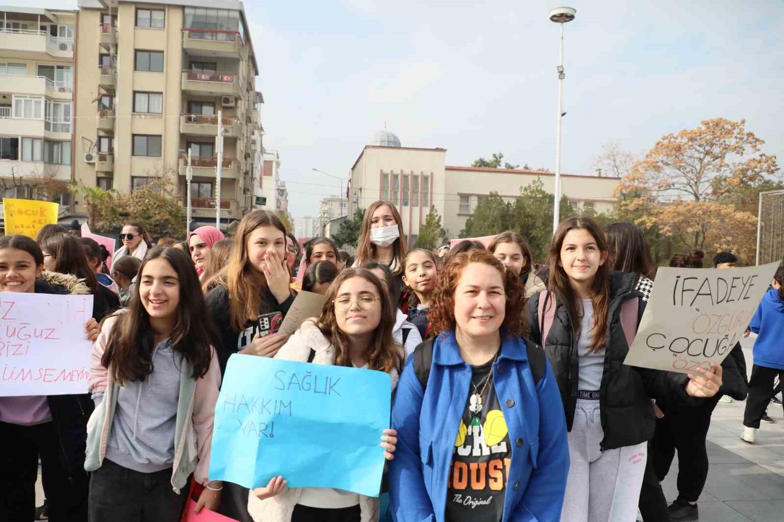 Manisa&rsquo;da &ccedil;ocuklar hakları i&ccedil;in y&uuml;r&uuml;d&uuml;
