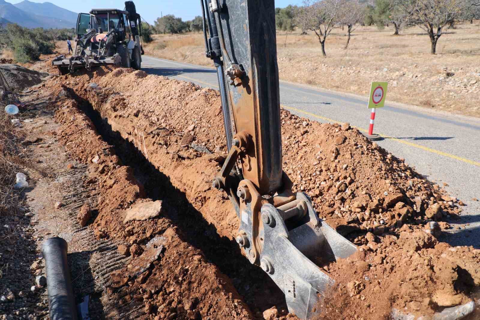 Dat&ccedil;a Bet&ccedil;e&rsquo;nin i&ccedil;me suyu projesinin 3 bin 500 metresi tamamlandı
