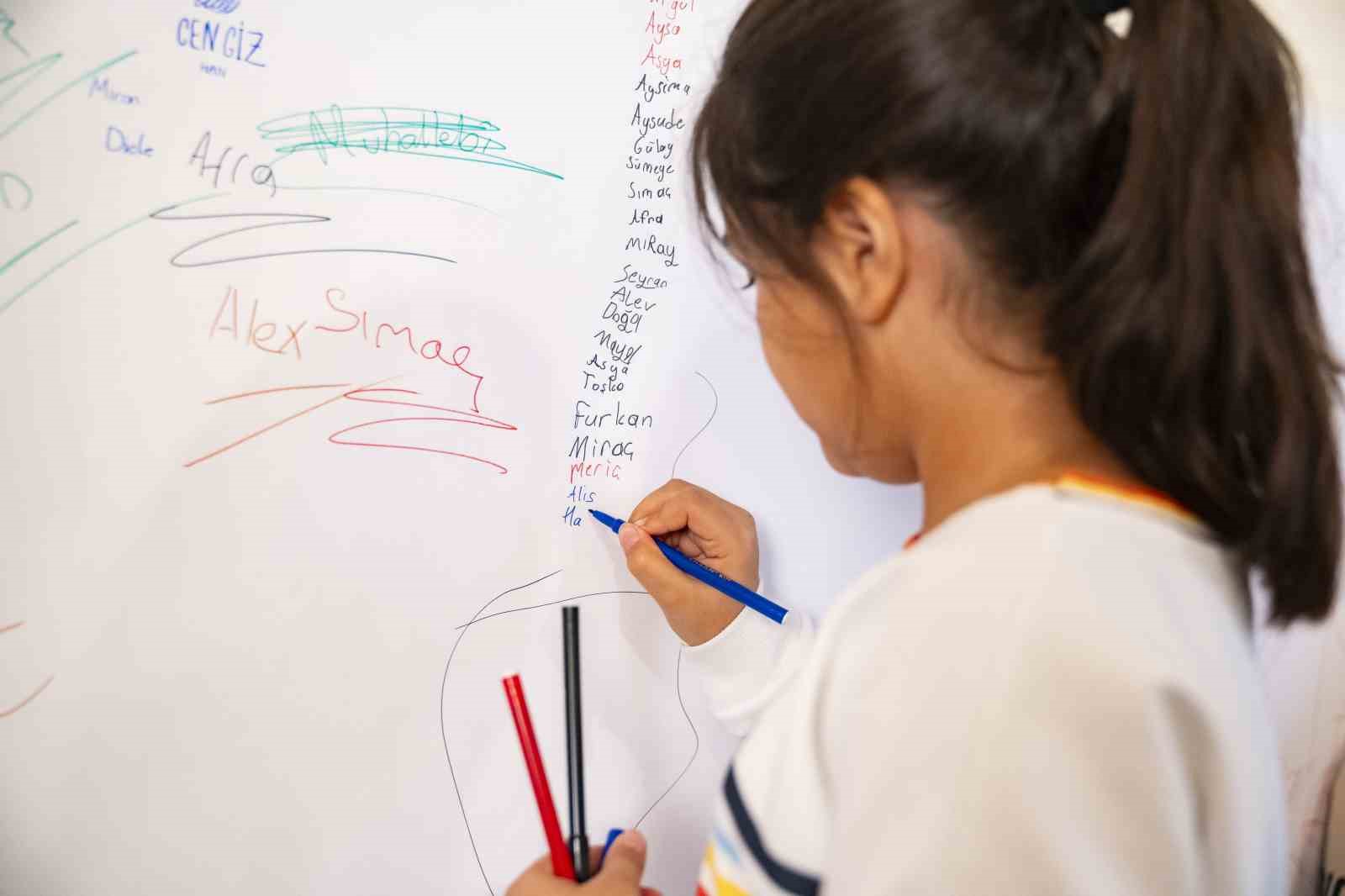 Beyoğlu&rsquo;nda &ccedil;ocuk haklarının yazılı olduğu balonlar g&ouml;ky&uuml;z&uuml;ne bırakıldı
