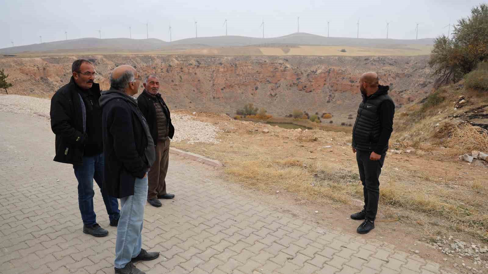 K&ouml;y&uuml;n girişinin ters y&ouml;nde olmasını eleştiren muhtar isyan etti
