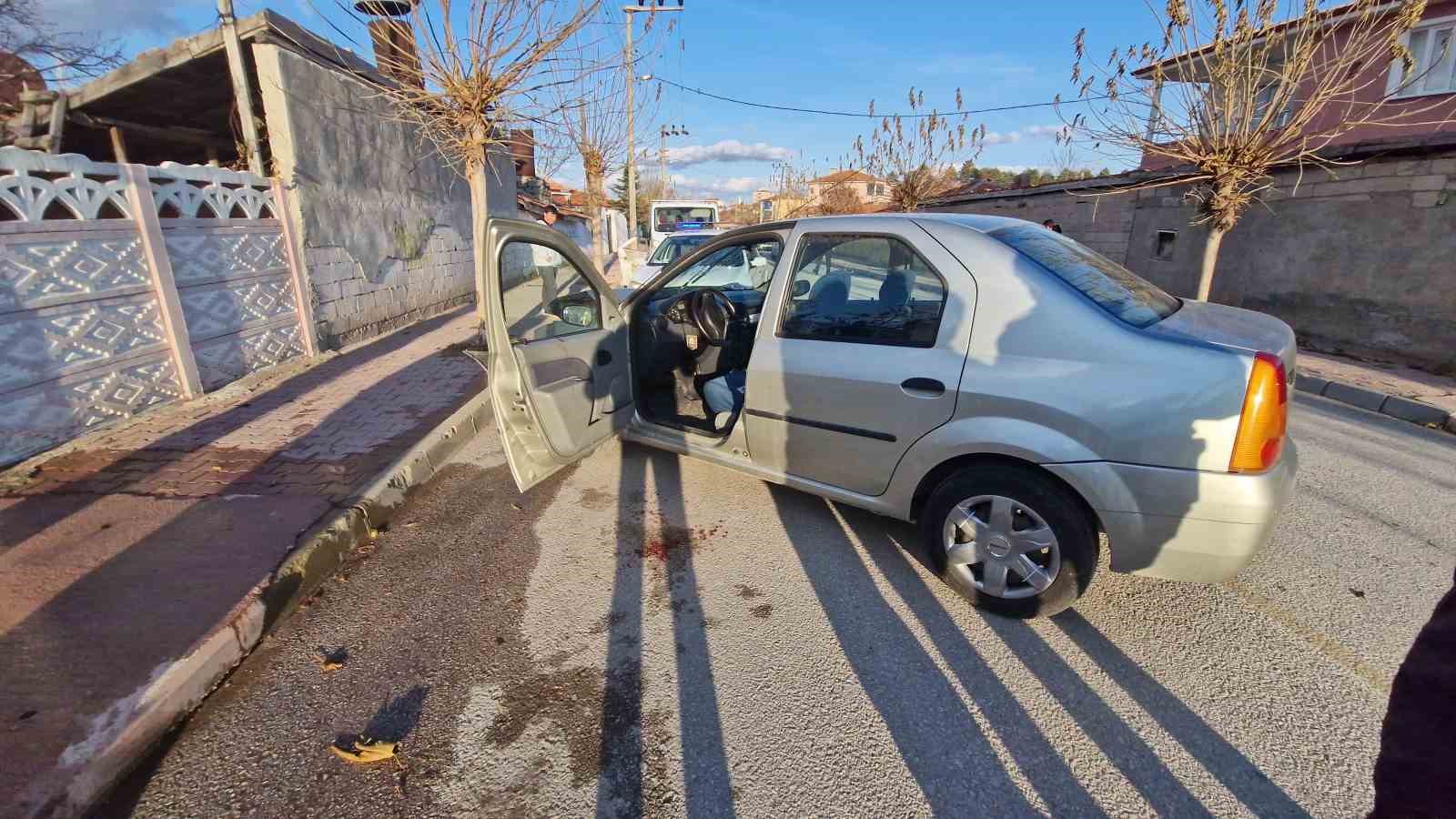 Ağaca çarpan otomobilin sürücüsü yaralandı