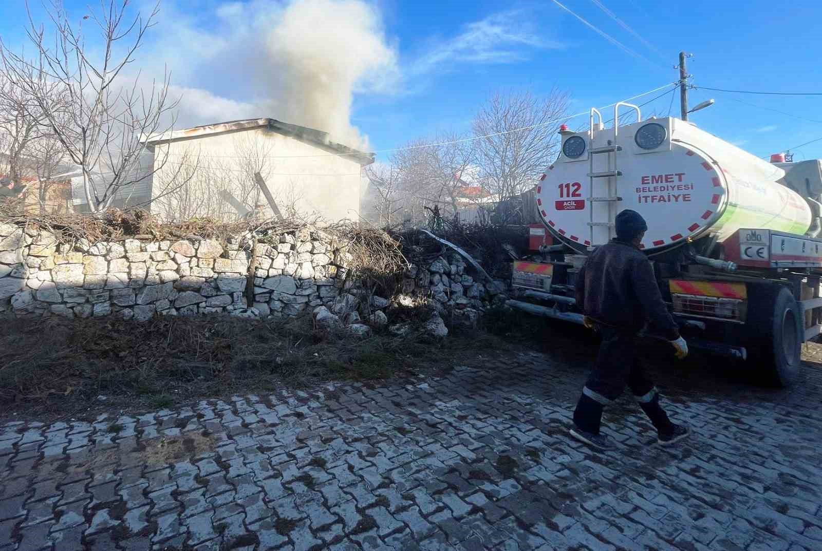 Emet&rsquo;teki ev yangını korkuttu
