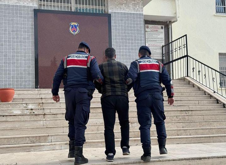 Tasarlayarak adam &ouml;ld&uuml;rme su&ccedil;undan aranan şahıs &ccedil;atı katında yakalandı
