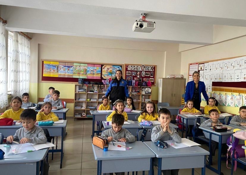 Polislerden ilkokul &ouml;ğrencilerine "g&uuml;venlik" dersi
