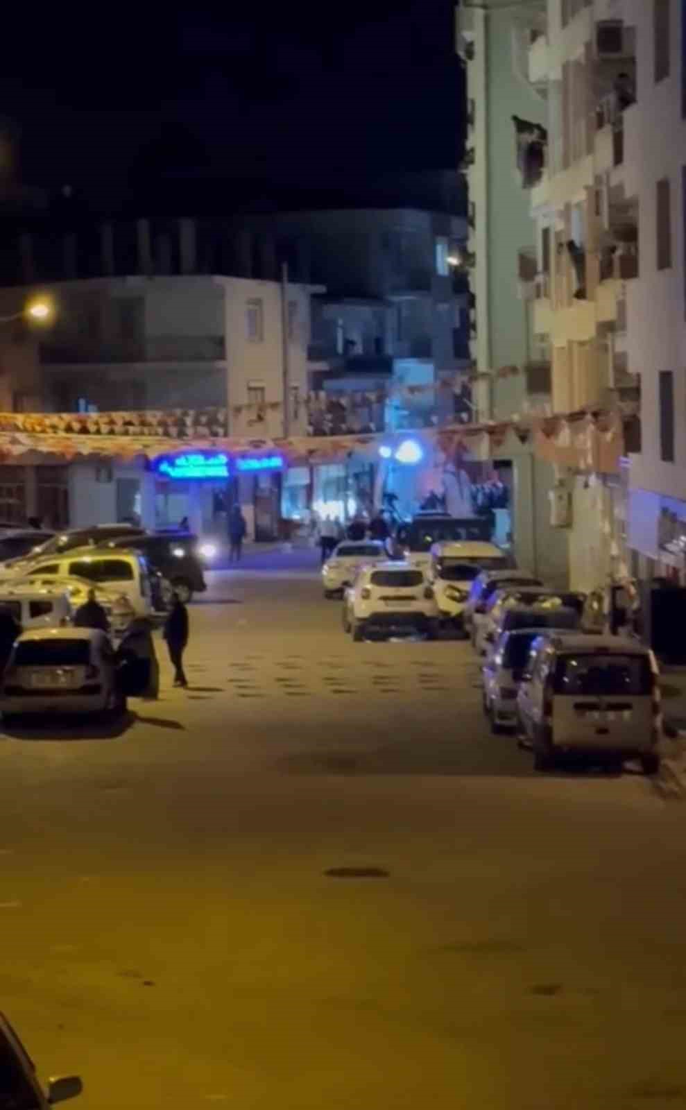 İzmir’de gözaltı işlemi yapmak istedikleri şahıslar tarafından silahlı saldırıya uğrayan 3 polis yaralandı. Polislerden 2’sinin durumunun ağır olduğu öğrenildi.