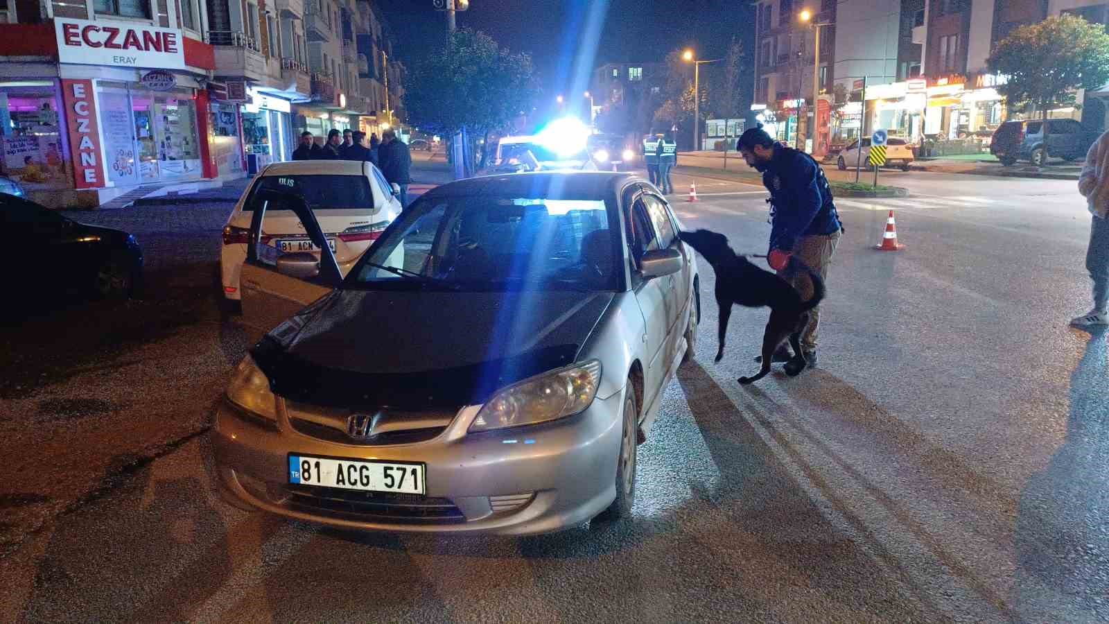 Narkotik köpekli uygulamada araçlar didik didik arandı