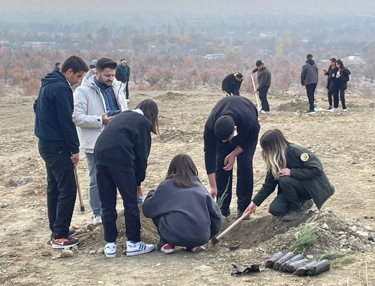 Erzincan’da dağa taşa umut ekiyorlar
