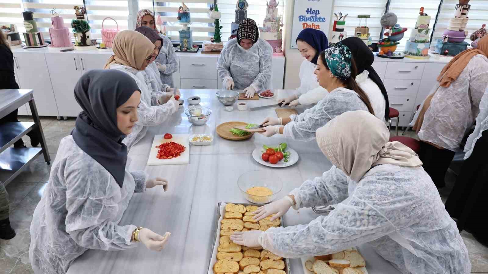 Sultangazili kadınlar bu kez gıda israfının önüne geçmek için mutfağa girdi
