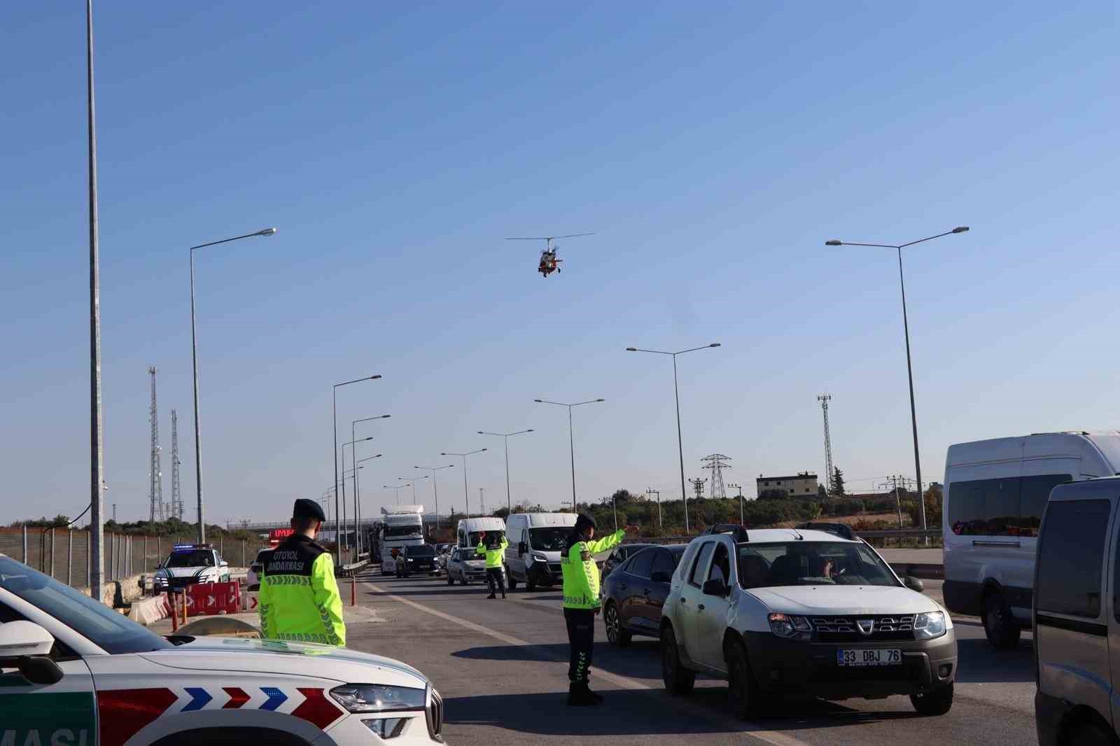 Jandarmanın havadaki gözü ’cayrokopter’ ile otoyolda denetim