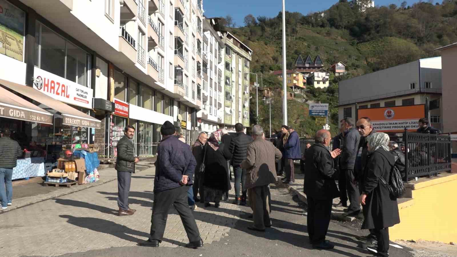 Rize&rsquo;de heyelan nedeniyle tahliye edilen apartman sakinlerinin bekleyişi s&uuml;r&uuml;yor
