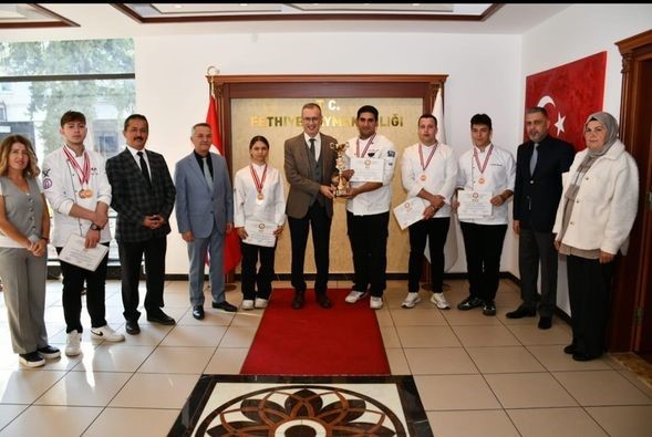 Gastronomi&rsquo;de yılın en iyi lisesinin &ouml;ğrencileri Kaymakam Ertaş ile buluştu
