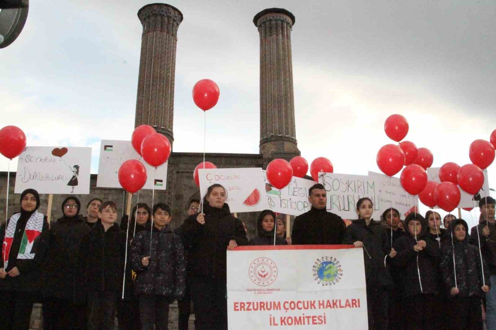 Filistinli çocuklara destek için balon uçurdular
