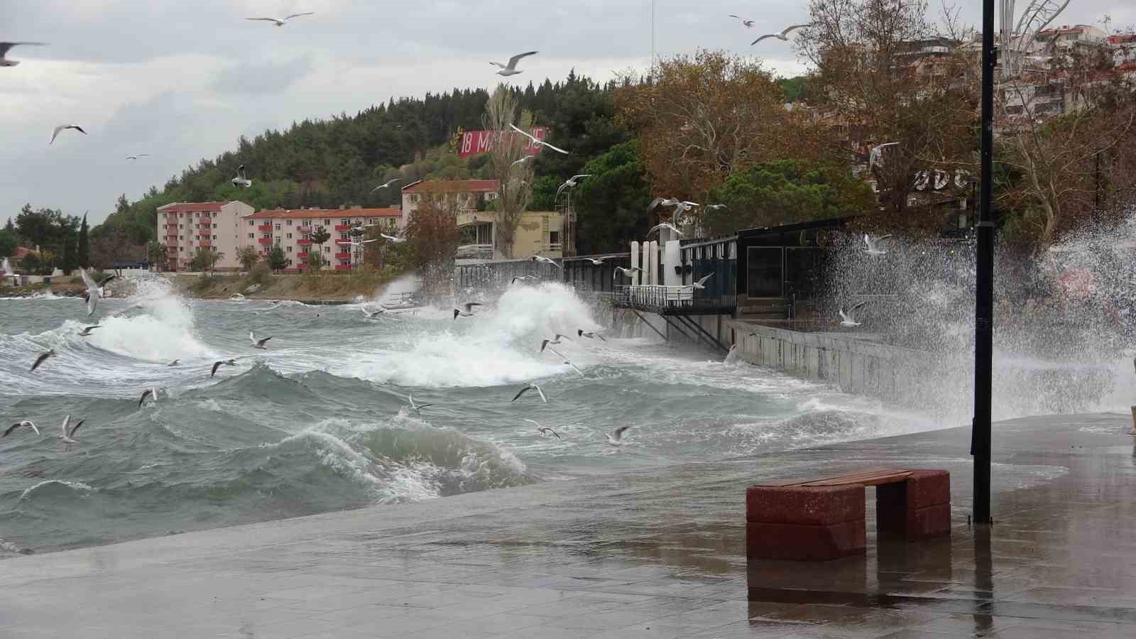 Çanakkkale-Kilitbahir seferleri lodos fırtınası nedeniyle iptal edildi
