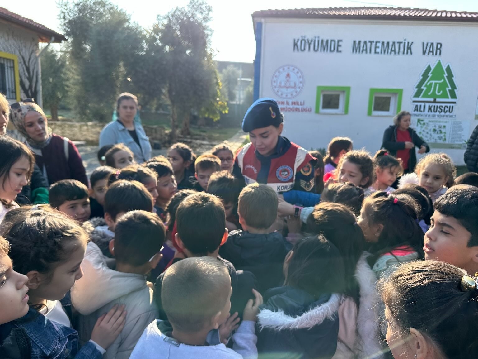 Jandarma öğrencilere doğa ve hayvan sevgisini anlattı
