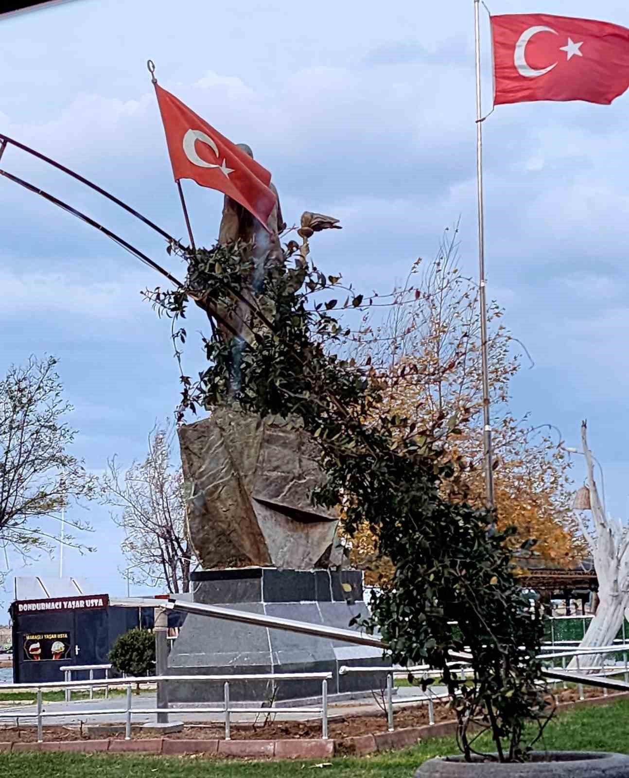 Yalova’da lodos: Ağaçlar ve telefon direkleri devrildi
