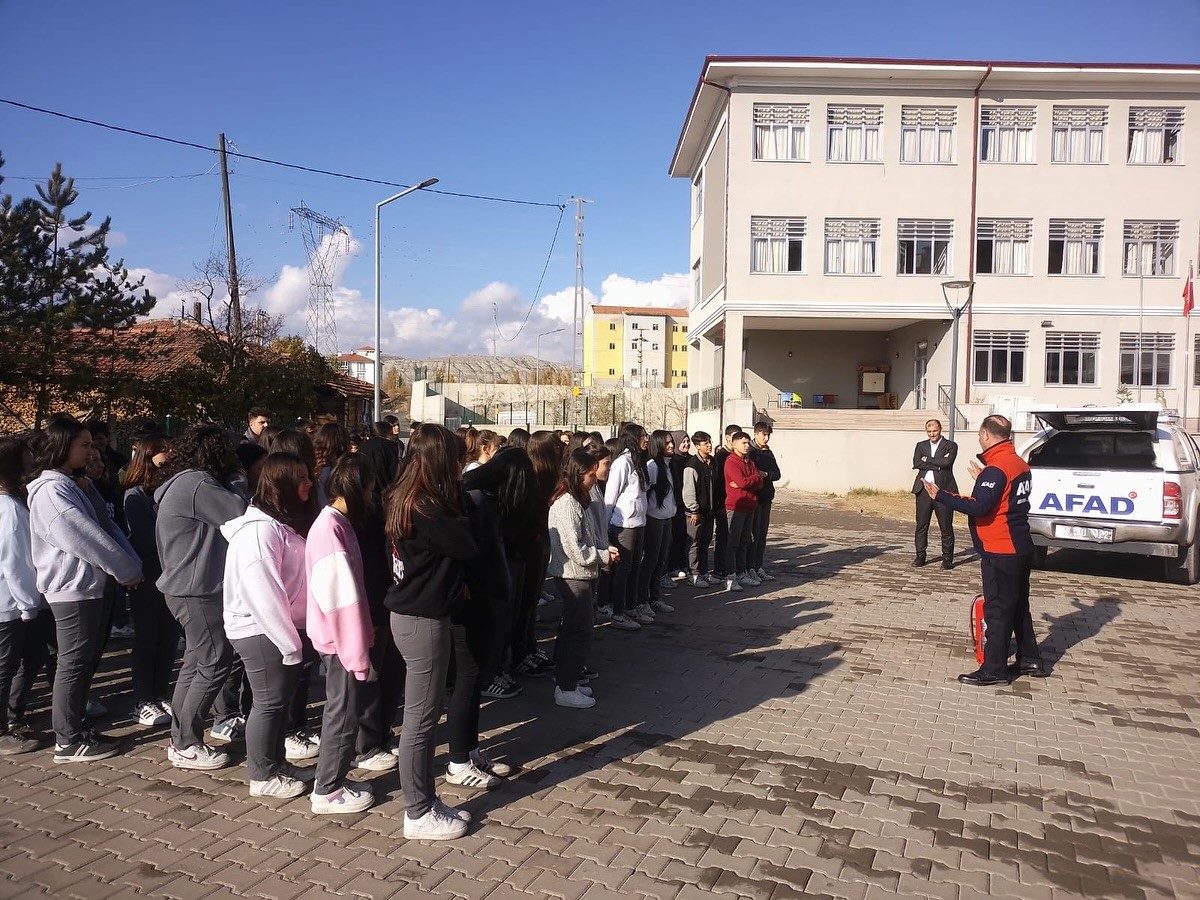 Öğrenciler yangına müdahale etmeyi uygulamalı öğrendi
